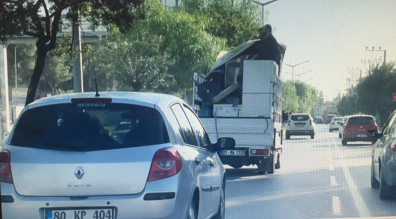Kamyonet kasasında tehlikeli yolculuk kamerada
